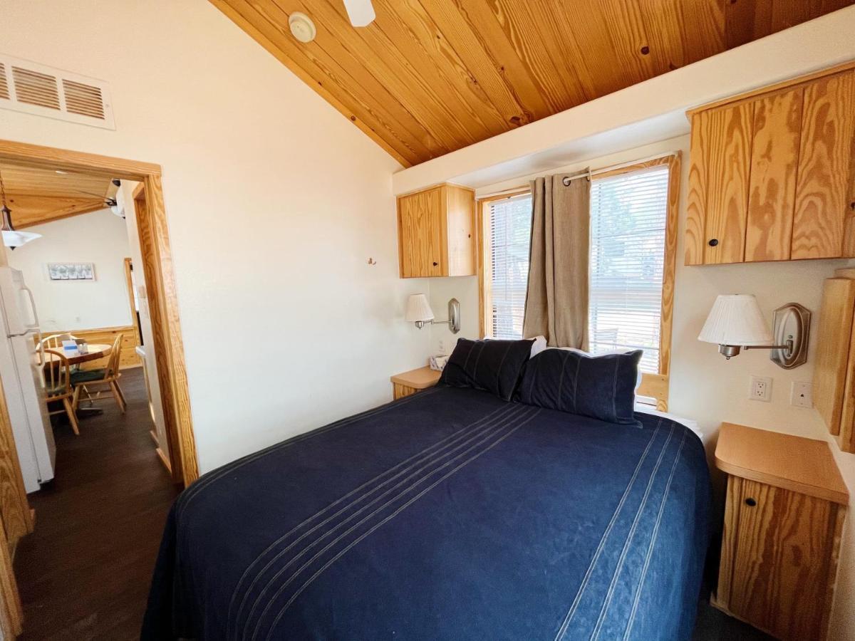 Sally'S Cabin Is A Quaint Two Bedroom Tiny Home Woodland Park Exteriör bild