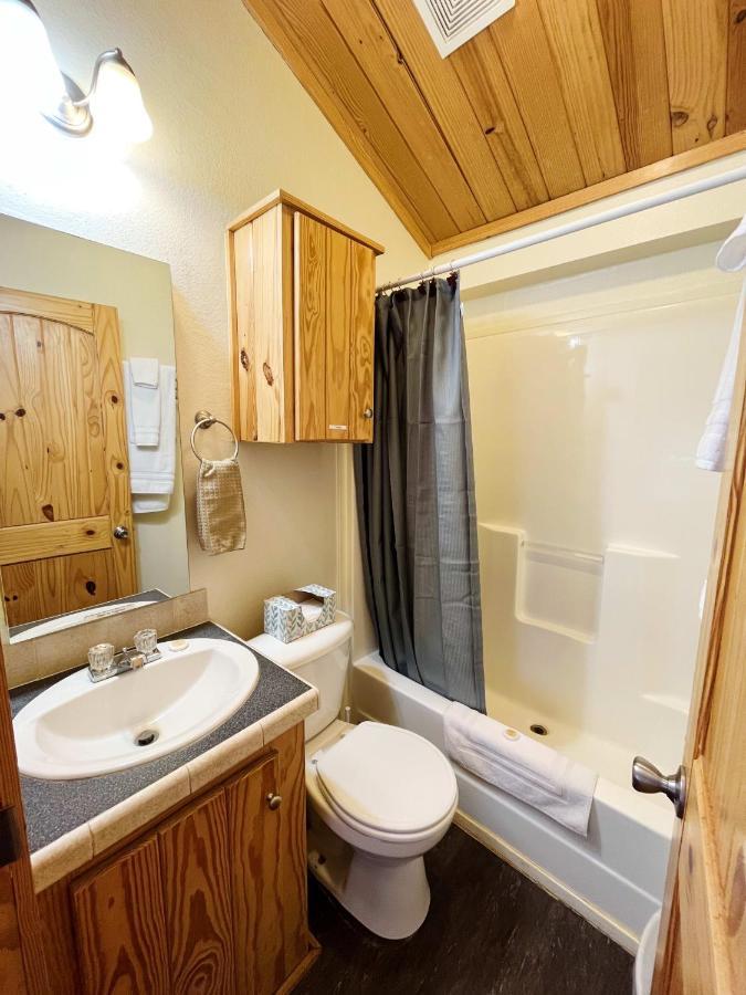 Sally'S Cabin Is A Quaint Two Bedroom Tiny Home Woodland Park Exteriör bild